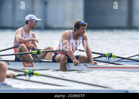 TOKYO, GIAPPONE - LUGLIO 28: Melvin Twellaar e Stef Broenink dei Paesi Bassi in gara sulla finale A dei Double sculls degli uomini durante i Giochi Olimpici di Tokyo 2020 al Sea Forest Waterway il 28 luglio 2021 a Tokyo, Giappone (Foto di Yannick Verhoeven/Orange Pictures) NOCNSF Foto Stock