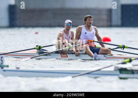 TOKYO, GIAPPONE - LUGLIO 28: Melvin Twellaar e Stef Broenink dei Paesi Bassi in gara sulla finale A dei Double sculls degli uomini durante i Giochi Olimpici di Tokyo 2020 al Sea Forest Waterway il 28 luglio 2021 a Tokyo, Giappone (Foto di Yannick Verhoeven/Orange Pictures) NOCNSF Foto Stock