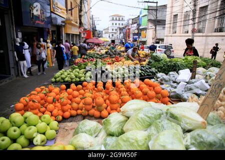 salvador, bahia, brasile - 27 luglio 2021: Vendor di frutta e verdura nel mercato informale sono visti nella città di Salvador. Foto Stock