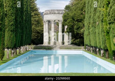 Pulgas Water Temple con piscina riflettente e cipressi. Woodside, Contea di San Mateo, California, Stati Uniti. Foto Stock