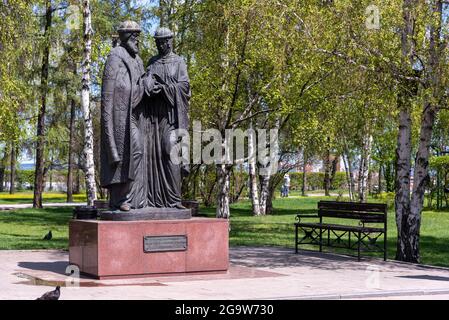 Russia, Irkutsk - 27 maggio 2021: Monumento ai Santi Pietro e Fevronia di Murom in primavera Foto Stock