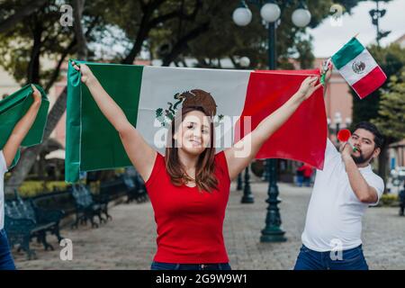 Orgogliosa donna messicana che detiene una bandiera del Messico Foto Stock