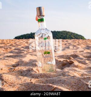 Finlandia Vodka sulla spiaggia, Phuket Thailnd Foto Stock