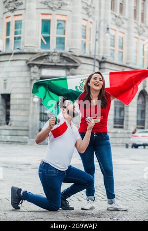 Tifosi di calcio messicani che tengono bandiere e trombe per festeggiare a Città del Messico Foto Stock