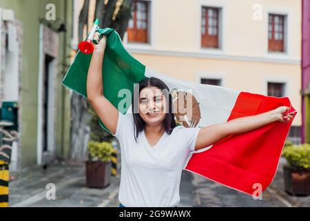 Ritratto di ragazza messicana in Cinco de Mayo con una bandiera del Messico Foto Stock