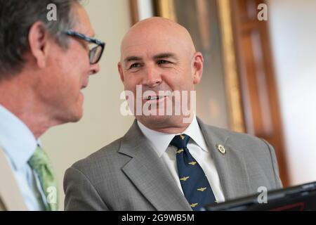 Austin, Texas, Stati Uniti. 25 Maggio 2021. LA Rep. Di Stato JAKE ELLZEY, mostrata qui nella Camera della Casa del Texas del 25 maggio 2021, ha vinto il runoff per TX-6 per il Congresso degli Stati Uniti contro Donald Rump-sostenuto Susan Wright. Wright, moglie del defunto Ron Wright. La corsa è stata vista come un primo test della forza di Trump nelle approvazioni. (Immagine di credito: © Bob Daemmrich/ZUMA Press Wire) Foto Stock