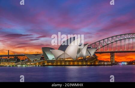Tramonto sul Sydney Harbour Bridge e sull'Opera House Foto Stock