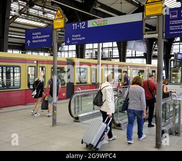 BERLINO, GERMANIA - 17 luglio 2021: Un punto di attenzione poco profondo per i passeggeri che camminano alla stazione ferroviaria di Friedrichstrasse a Berlino, Germania Foto Stock