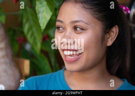 B, INDONESIA - 15 maggio 2019: Una giovane donna sorridente in un mercato a Bali, Indonesia Foto Stock