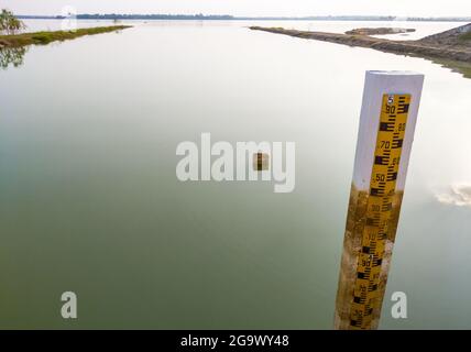 L'indicatore del livello dell'acqua indica il livello più alto mai immagazzinato in un grande serbatoio, è usato per irrigazione e produzione di acqua di rubinetto, Foto Stock