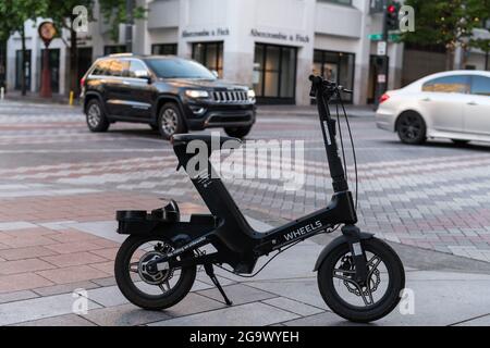 Seattle, Stati Uniti. 27 luglio 2021: Una bici elettrica in condivisione parcheggiata che blocca una parte del marciapiede. La frustrazione dai pedoni è cresciuta da quando le nuove moto e scooter di parte di corsa hanno lanciato a Seattle. Le lamentele vanno dalle biciclette che bloccano l'accesso e il passaggio sicuri per i disabili, alle biciclette che vengono guidate sui marciapiedi che minacciano i pedoni. Credit: James Anderson/Alamy Live News Foto Stock