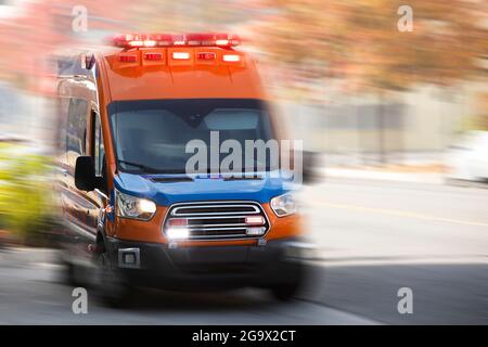 Un'ambulanza corre per rispondere alla scena di un'emergenza. Foto Stock