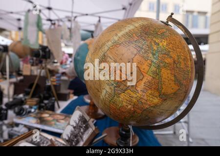 Vecchio globo in stand del mercato dell'antiquariato ad Arezzo Italia Foto Stock