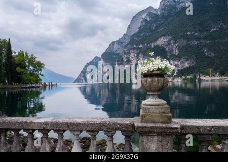 Passeggiata a Riva del Garda con vista sul lago e sulla montagna Foto Stock