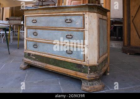 Vecchio cassetto cassettiera sul mercato delle pulci ad Arezzo Italia Foto Stock