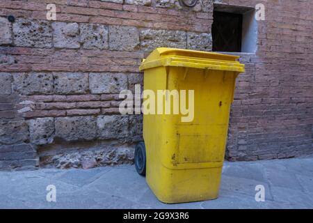 Rifiuti di plastica può sulla strada della città vecchia Foto Stock