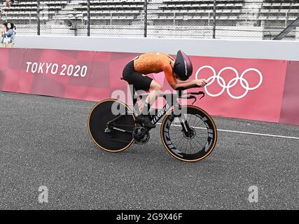 Shizuoka, Giappone. 28 luglio 2021. Annemiek van Vleuten dei Paesi Bassi attraversa il traguardo durante il trial individuale di Tokyo 2020 per le donne in bicicletta a Shizuoka, Giappone, 28 luglio 2021. Credit: He Changshan/Xinhua/Alamy Live News Foto Stock