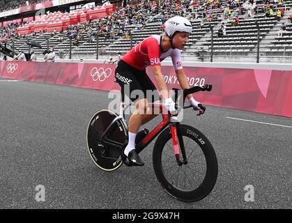 Shizuoka, Giappone. 28 luglio 2021. Marlen Reusser della Svizzera attraversa il traguardo durante la prova individuale a tempo di Tokyo 2020 per donne in bicicletta a Shizuoka, Giappone, 28 luglio 2021. Credit: He Changshan/Xinhua/Alamy Live News Foto Stock