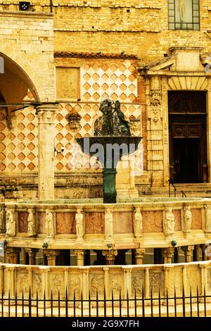 Fontana maggiore di fronte alla Cattedrale di San Lorenzo a Perugia Italia Foto Stock