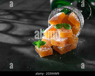 Fatte in casa da caramelle di gelatina di mango e passionfruit in zucchero con menta. Caramelle di marmellata fatte in casa. Messa a fuoco selettiva Foto Stock