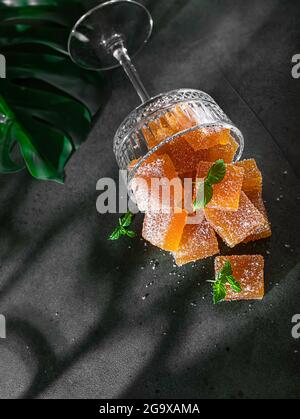 Fatte in casa da caramelle di gelatina di mango e passionfruit in zucchero con menta. Caramelle di marmellata fatte in casa. Messa a fuoco selettiva Foto Stock