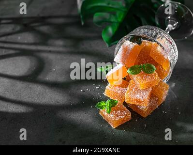 Fatte in casa da caramelle di gelatina di mango e passionfruit in zucchero con menta. Caramelle di marmellata fatte in casa. Messa a fuoco selettiva Foto Stock