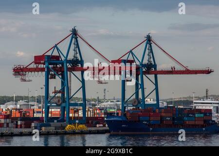 Nave container Aries J vista a Goteborg. Con quattro terminali Ro-Ro, il porto di Goteborg è attrezzato per gestire tutti i tipi di prodotti rotabili, contenitori e cassette. Due dei quattro terminali sono dotati di collegamenti ferroviari con binari che corrono direttamente verso la banchina. Foto Stock