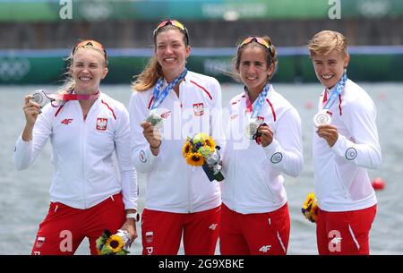 Tokyo, Giappone. 28 luglio 2021. Team Poland mette in posa per le foto durante la cerimonia per la finale di canottaggio degli scafi quadrupla delle donne ai Giochi Olimpici di Tokyo 2020, in Giappone, il 28 luglio 2021. Credit: Du Xiaoyi/Xinhua/Alamy Live News Foto Stock