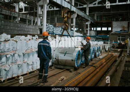 produzione di ventilazione e grondaie, caricamento su gru Foto Stock