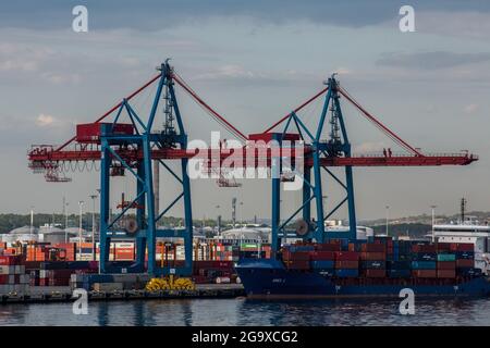 Goteborg, Svezia. 02 giugno 2021. Nave container Aries J vista a Goteborg. Con quattro terminali Ro-Ro, il porto di Goteborg è attrezzato per gestire tutti i tipi di prodotti rotabili, contenitori e cassette. Due dei quattro terminali sono dotati di collegamenti ferroviari con binari che corrono direttamente verso la banchina. (Foto di Karol Serewis/SOPA Images/Sipa USA) Credit: Sipa USA/Alamy Live News Foto Stock