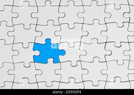 Il pezzo di puzzle blu si distingue dalla folla. Concetto di diversità, unico o differenza. Foto Stock