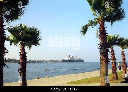 Il transatlantico RMS Queen Mary si affaccia sulle palme di Long Beach, California. Foto d'epoca degli anni '80 Foto Stock