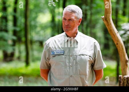 Mittelangeln, Germania. 26 luglio 2021. Tim Scherer, direttore delle foreste dello Stato di Schleswig-Holstein (SHLF), si trova nella foresta durante un evento stampa. Credit: Frank Molter/dpa/Alamy Live News Foto Stock