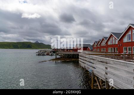 Skreda, Norvegia - 20 luglio 2021: Case colorate di legno rosso sul fronte oceano nelle Isole Lofoten di Norvegia Foto Stock