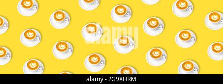 Modello di tazza bianca di cappuccino con latte art su sfondo giallo. Foto Stock