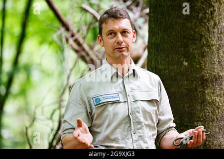 Mittelangeln, Germania. 26 luglio 2021. Udo Harriehausen, responsabile del Dipartimento per la conservazione della natura della Foresta statale di Schleswig-Holstein (SHLF), parla durante una conferenza stampa. Credit: Frank Molter/dpa/Alamy Live News Foto Stock