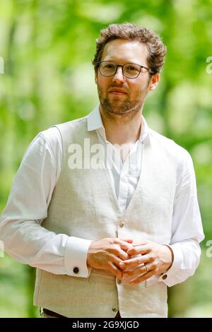 Mittelangeln, Germania. 26 luglio 2021. Jan Philipp Albrecht (Bündnis 90/Die Grünen), ministro della transizione energetica, dell'agricoltura, dell'ambiente, della natura e della digitalizzazione dello Schleswig-Holstein, si trova nella foresta durante un evento stampa. Credit: Frank Molter/dpa/Alamy Live News Foto Stock