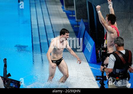 Tokio, Giappone. 28 luglio 2021. Nuoto: Olimpiadi, finali, immersioni in acqua - immersione sincronizzata 3 m, uomini al Tokyo Aquatics Center. Lars Rüdiger (2° da destra) e Patrick Hausding (M) dalla Germania reagiscono dopo aver vinto la medaglia di bronzo. Credit: Michael Kappeler/dpa/Alamy Live News Foto Stock