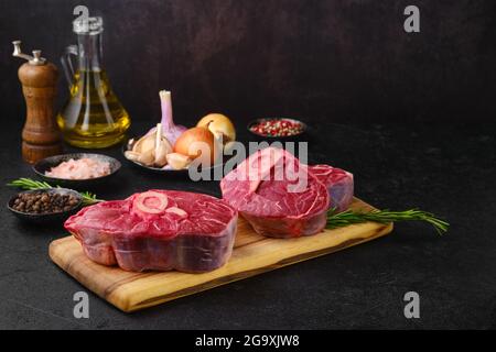 Taglio a croce con gambo di manzo crudo, ossobuco pronto per la cottura Foto Stock