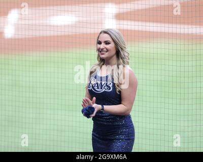 San Pietroburgo, Florida. USA; i membri della Rays Team intrattengono i tifosi durante un gam di baseball della Major League tra i Tampa Bay Rays e il New York Yankeese Foto Stock