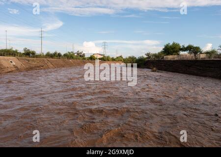 Fiume infuriato a Tucson, Arizona, dopo la pesante pioggia monsonica Foto Stock