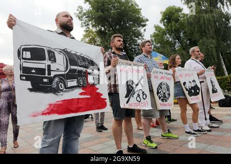 KIEV, UCRAINA - 27 LUGLIO 2021 - la gente partecipa al raduno e al concerto che si tengono nel Parco di Taras Shevchenko per celebrare 30 anni dall'adozione del Decl Foto Stock