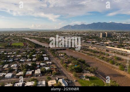 Fiume infuriato a Tucson, Arizona, dopo la pesante pioggia monsonica Foto Stock