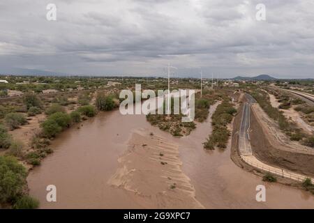 Fiume infuriato a Tucson, Arizona, dopo la pesante pioggia monsonica Foto Stock