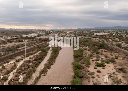 Fiume infuriato a Tucson, Arizona, dopo la pesante pioggia monsonica Foto Stock