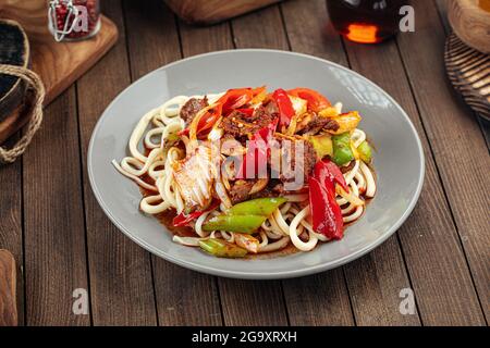 Tagliatelle asiatiche di agman guiru Foto Stock