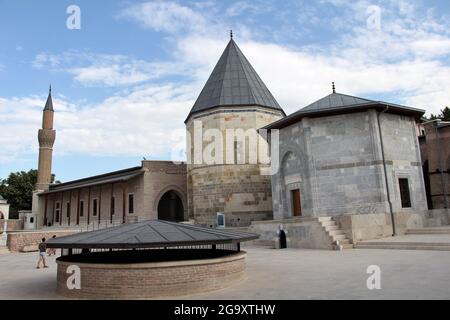 La moschea di Alaeddin fu costruita nel XIII secolo durante il periodo dei Seljuk Anatoliani. La tomba del Sultano II Kilicarslan si trova nel cortile della moschea Foto Stock