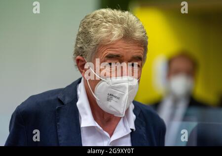 Monaco, Germania. 28 luglio 2021. Thomas Pekny, capo del Komödie im Bayerischen Hof, siede nella sua sede nel tribunale regionale di Monaco i prima dell'inizio del processo. Secondo il procedimento penale, Pekny si dice abbia abusato e girato donne ubriaco diverse volte dopo l'Oktoberfest. Credit: Peter Kneffel/dpa/Alamy Live News Foto Stock