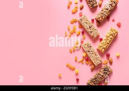 Barre di cereali sani su sfondo colorato Foto Stock