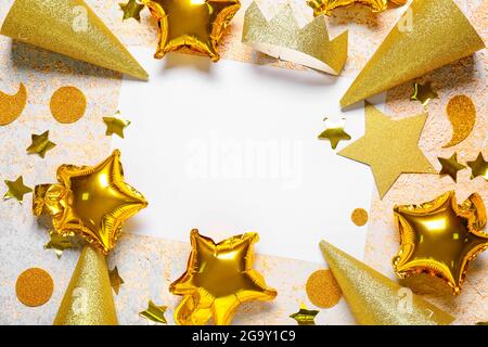 Composizione con foglio bianco di carta, palloncini d'aria festive e cappelli da festa su sfondo grunge Foto Stock